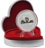 Колекційна срібна монета “Love is Precious - Кохання дорогоцінне” 31,1 г 2009 рік - Зображення 2